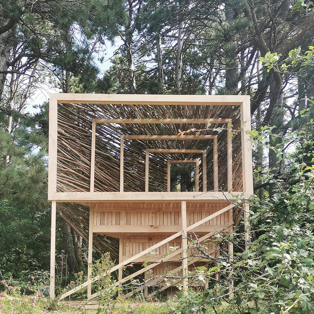 Cabane en bois sur la colline de Sion