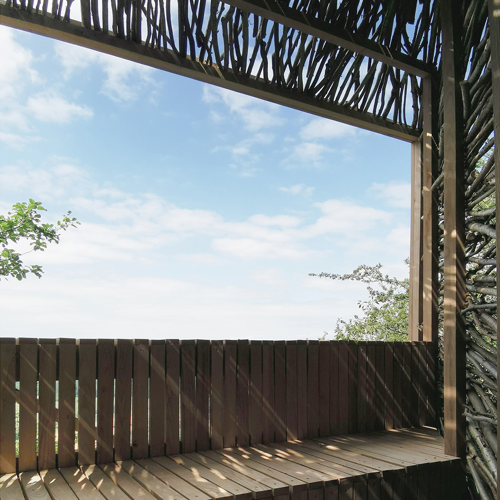 Cabane en bois avec ciel bleu