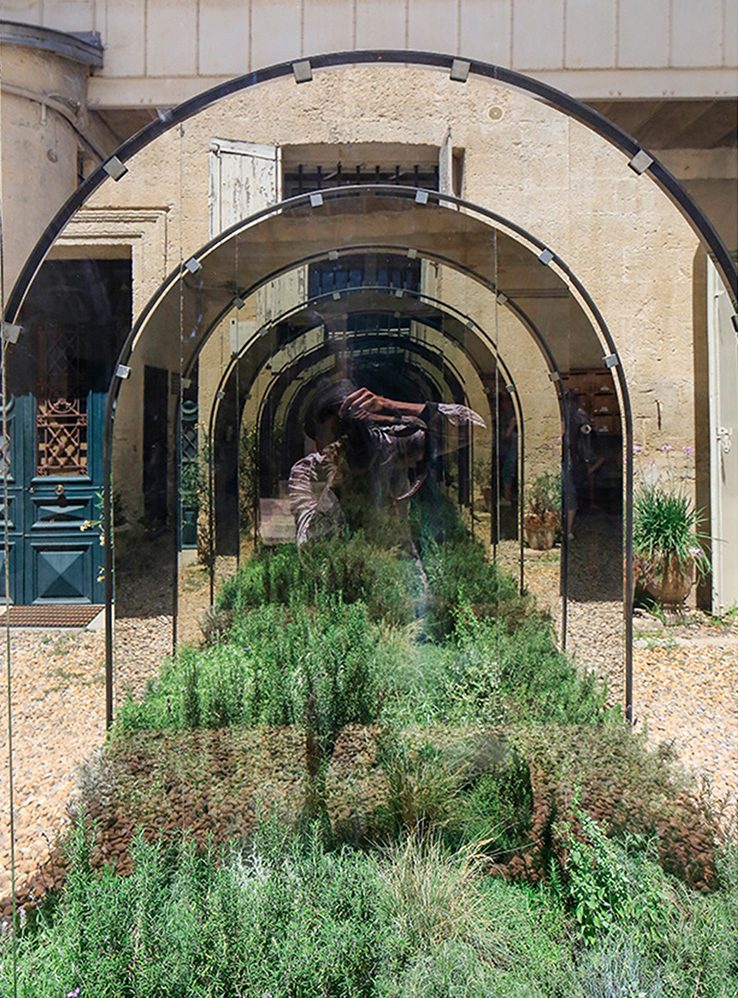 Ouvre éphémère avec plantes et miroirs