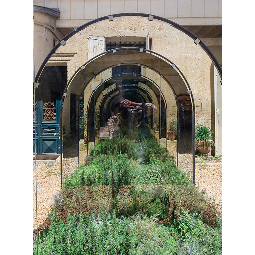 Ouvre éphémère avec plantes et miroirs