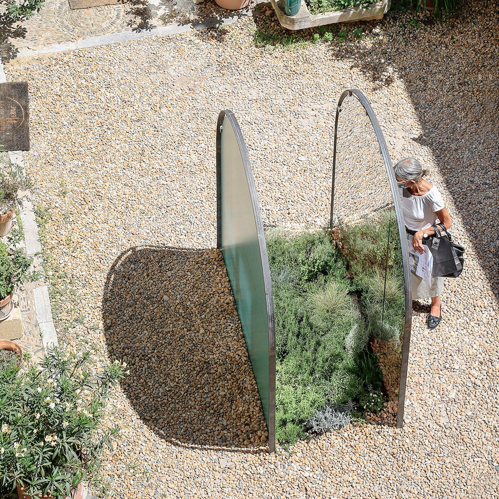 Ouvre éphémère avec plantes et miroirs