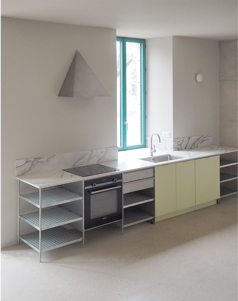 Cuisine contemporaine métallique et plan de travail Dekton