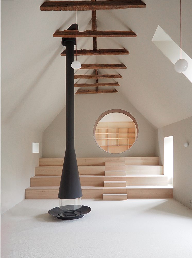 Intérieur chaleureux avec cheminée et gradin en bois