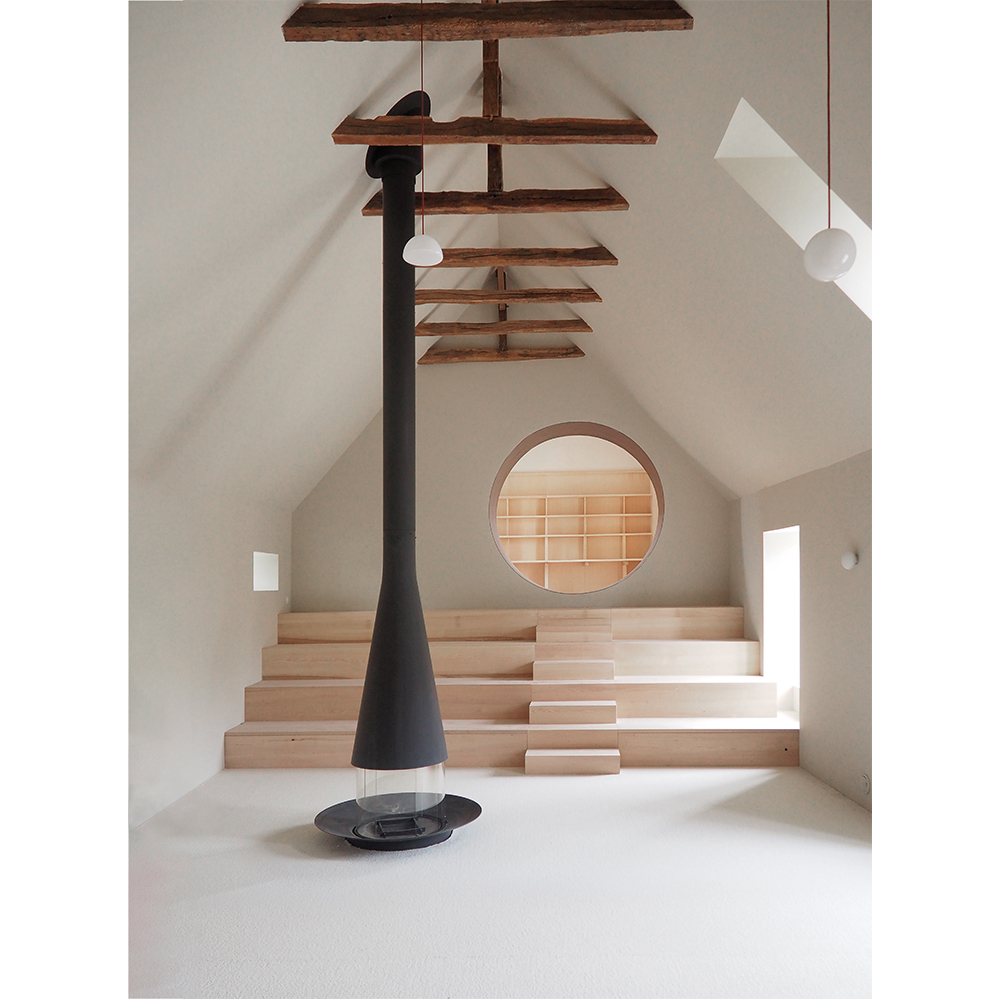 Intérieur chaleureux avec cheminée et gradin en bois