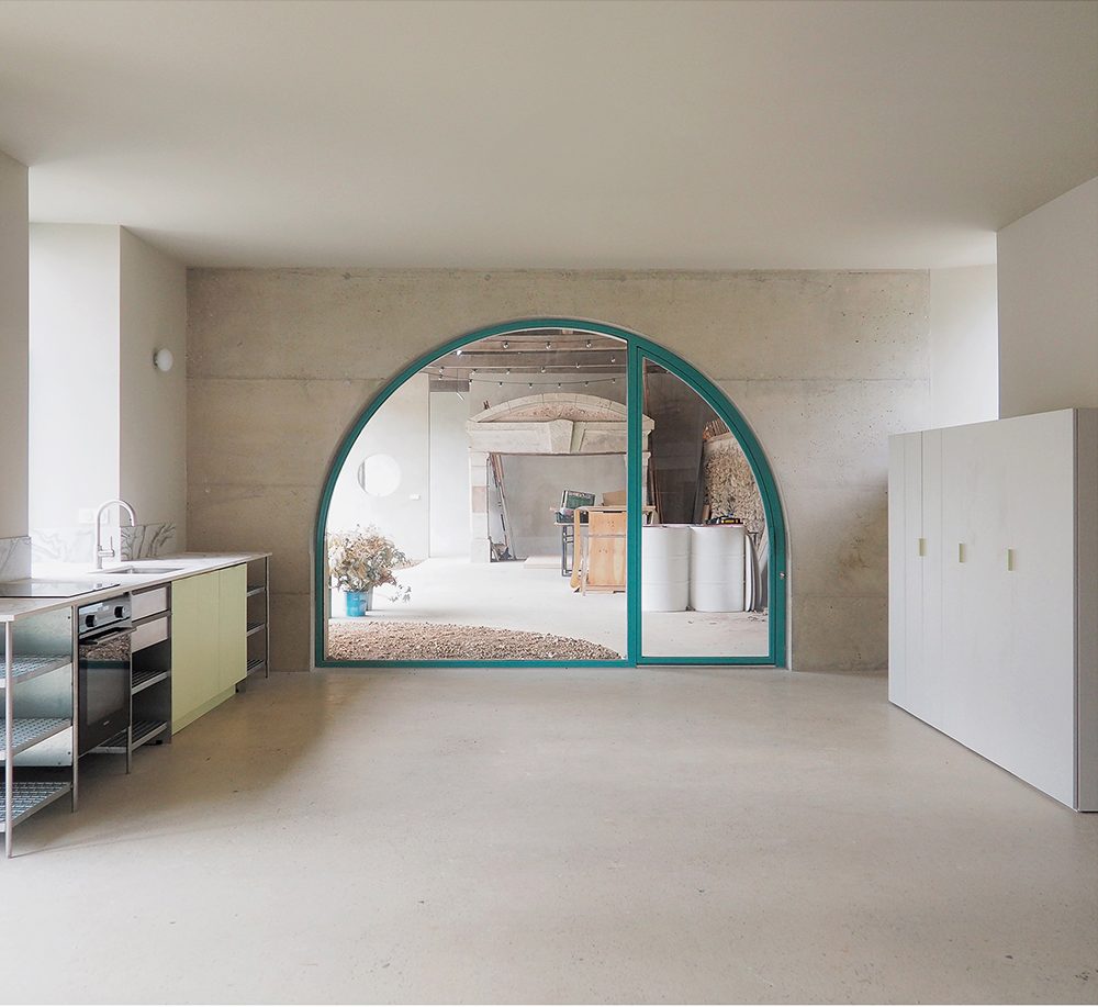 Cuisine et salle à manger avec vue sur le hangar