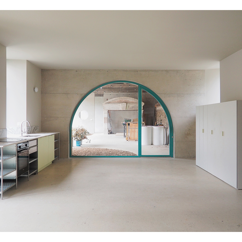 Cuisine et salle à manger avec vue sur le hangar