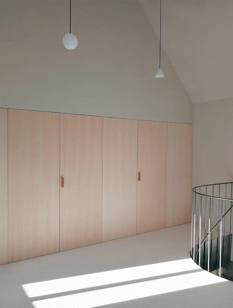 Portes sous tenture en bois avec poignées en chêne