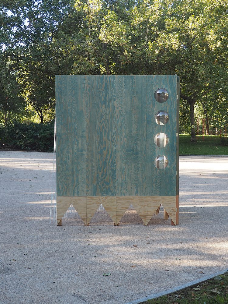 Installation éphémère en contreplaqué pin maritime peint