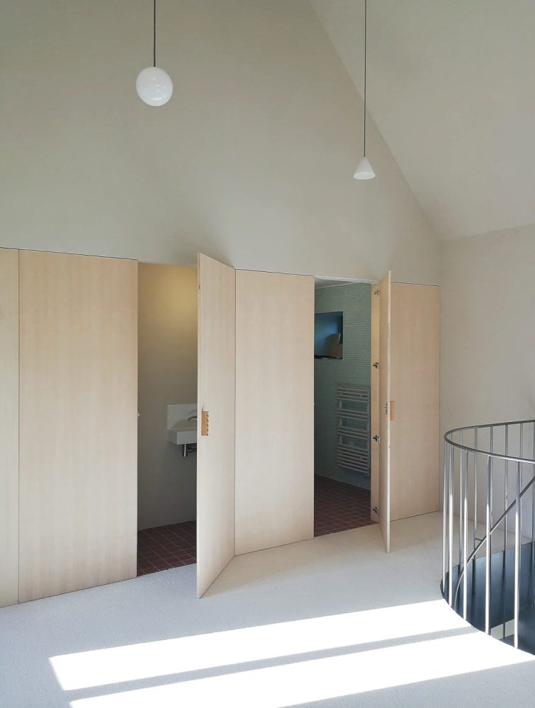 Portes sous tenture en bois avec poignées en chêne