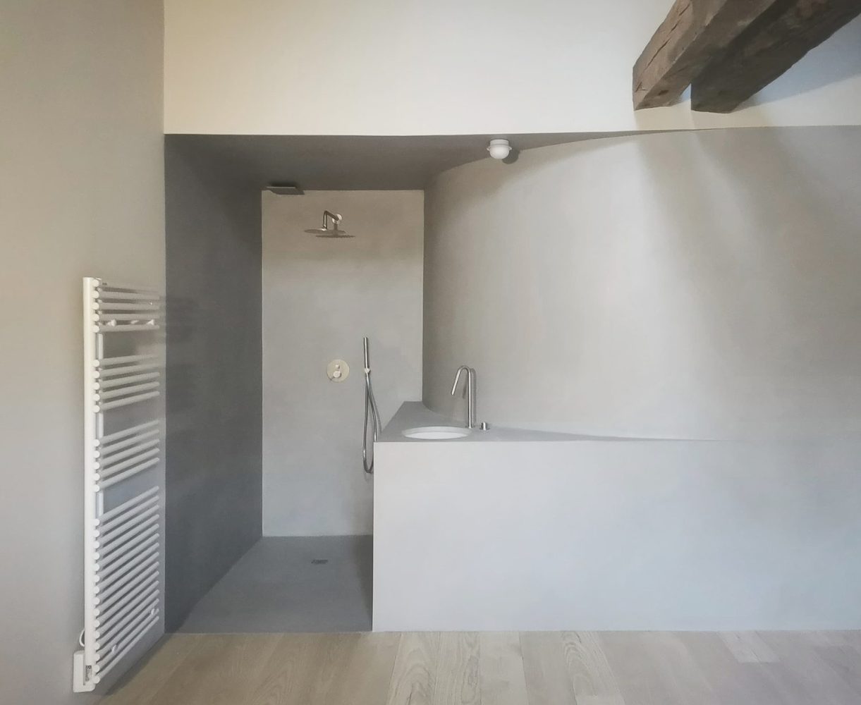 Coin d'eau en béton ciré et intégré dans la chambre