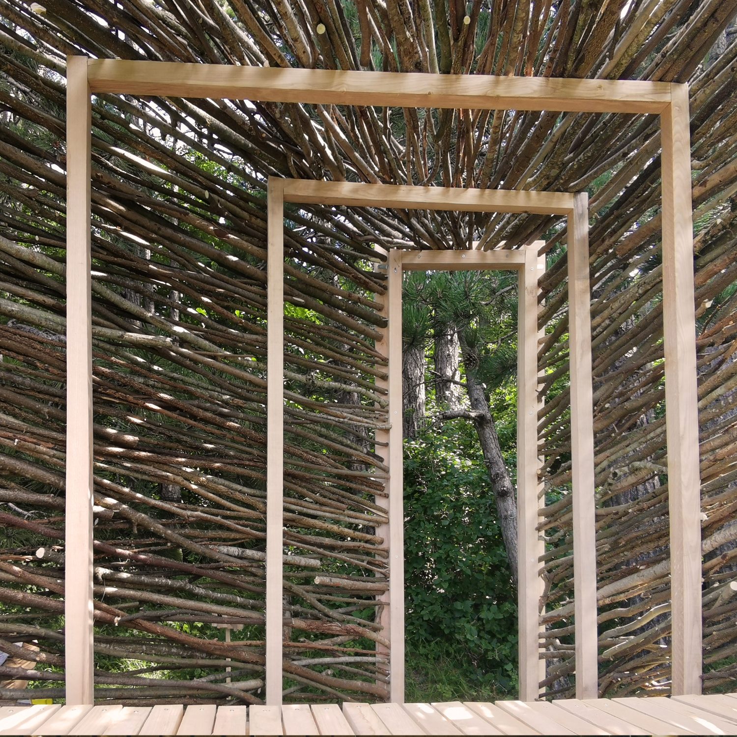 cababe en bois avec bardage en branches de noisetier