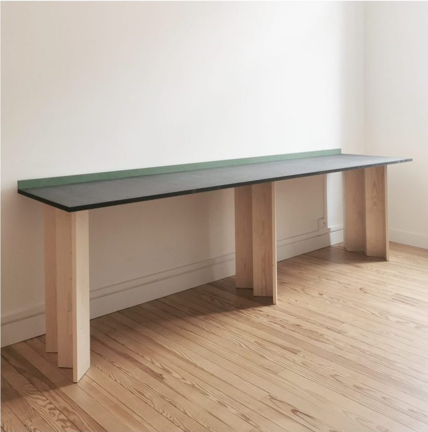 bureau avec pieds en bois massif et plateau en Valchromat noir