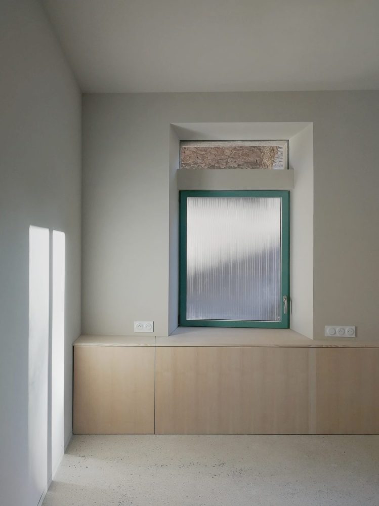 Intérieur avec sol en béton en mobilier bois