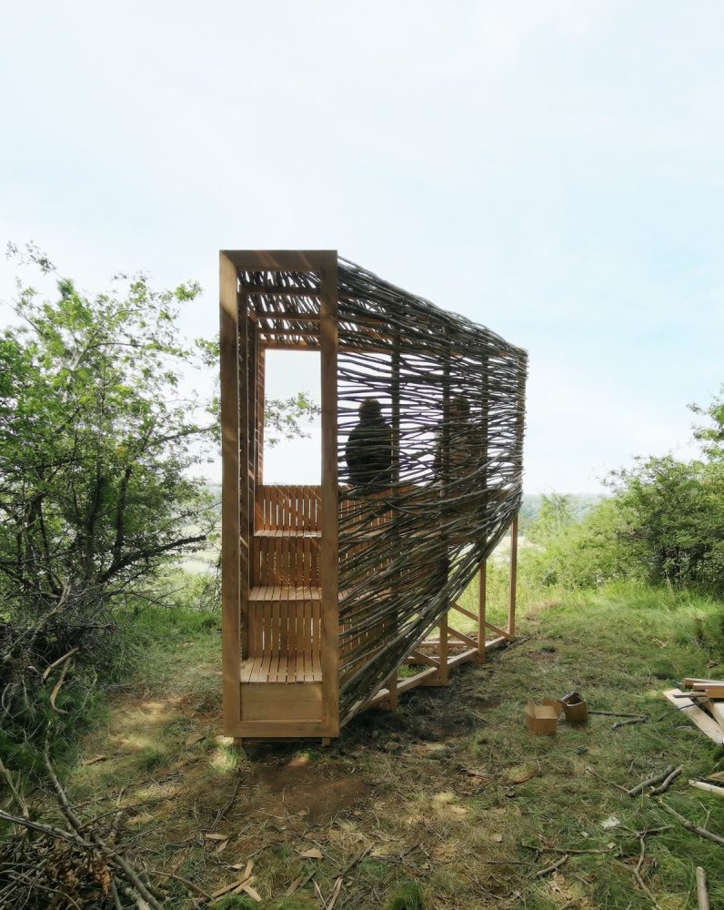 cababe en bois avec bardage en branches de noisetier