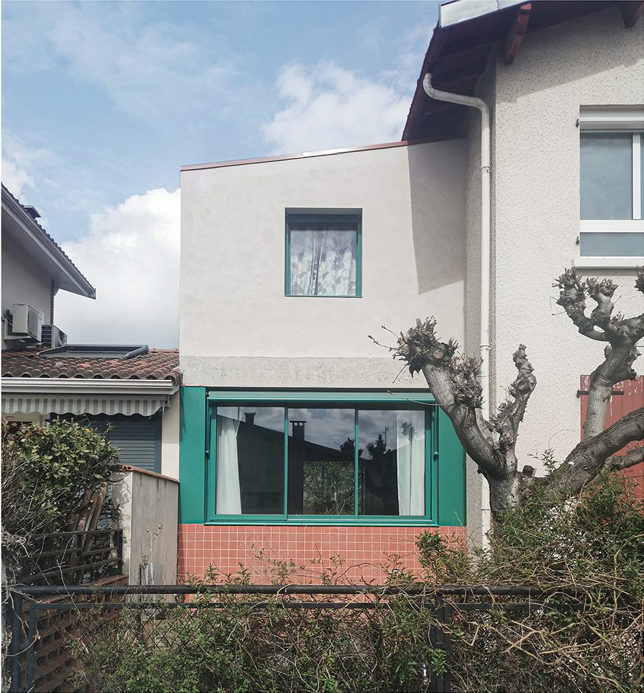Extension de une maison avec menuiseries vertes et de la faïence en façade