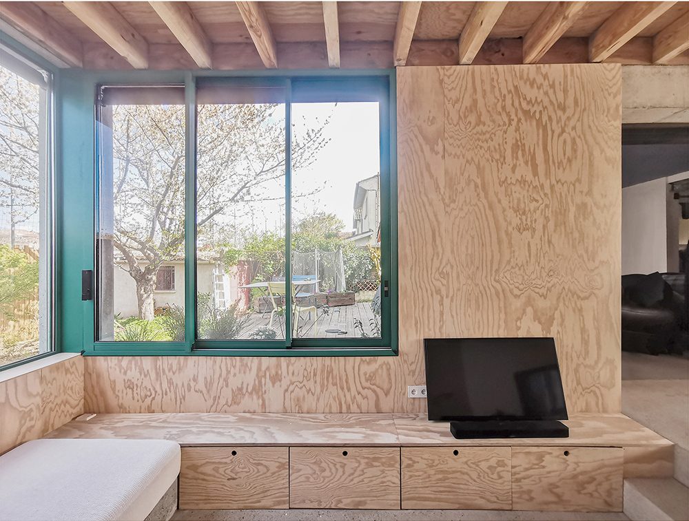 Extension en bois de une maison avec sol en béton