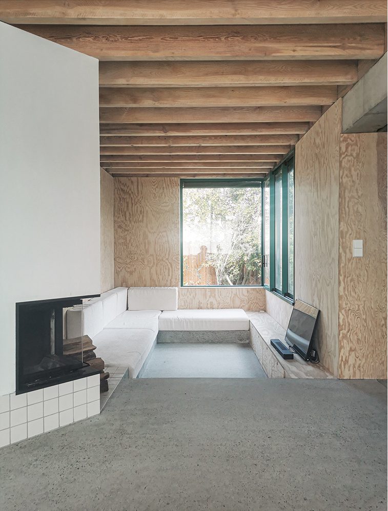 Extension en bois de une maison avec sol en béton et cheminée