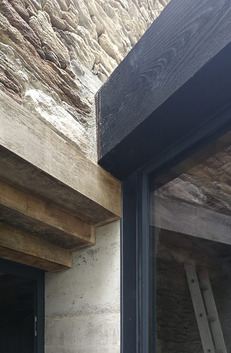 Détail du raccord entre poutre et linteau bois