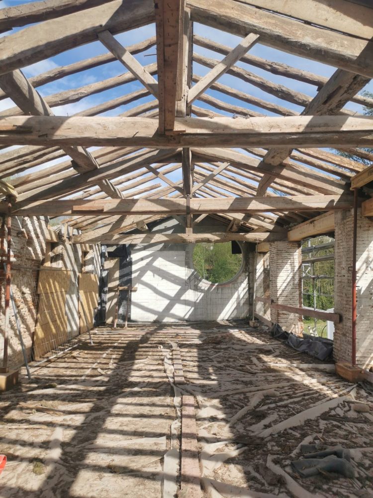 Bâtiment sans couverture pendant le chantier