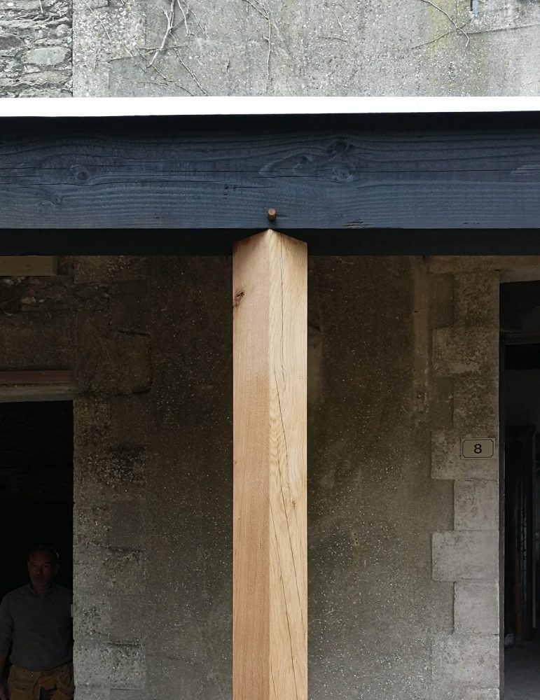 Détail du poteau en chêne et de la poutre en bois brulé