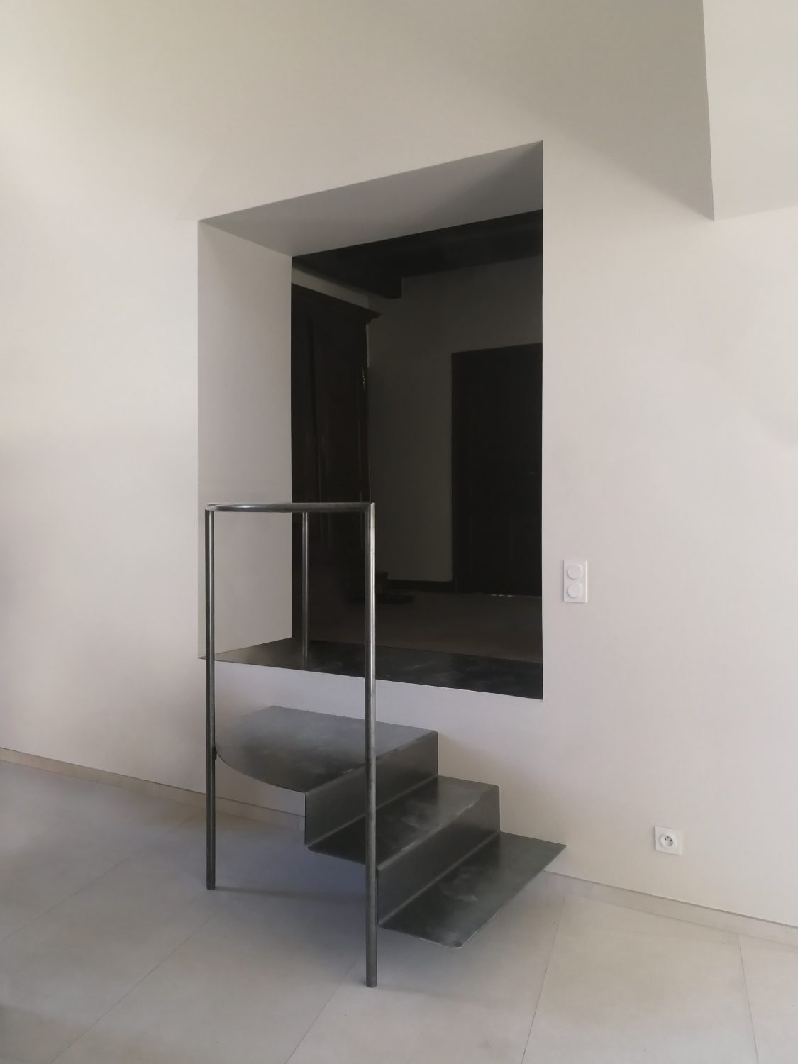 Ouverture créée pour acceder à la maison au moyen d'un escalier en acier