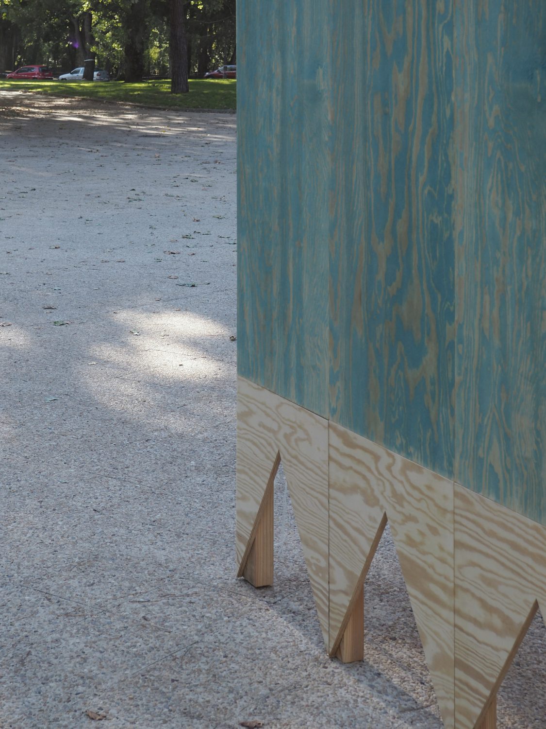 Construction en contreplaqué pin maritime peint