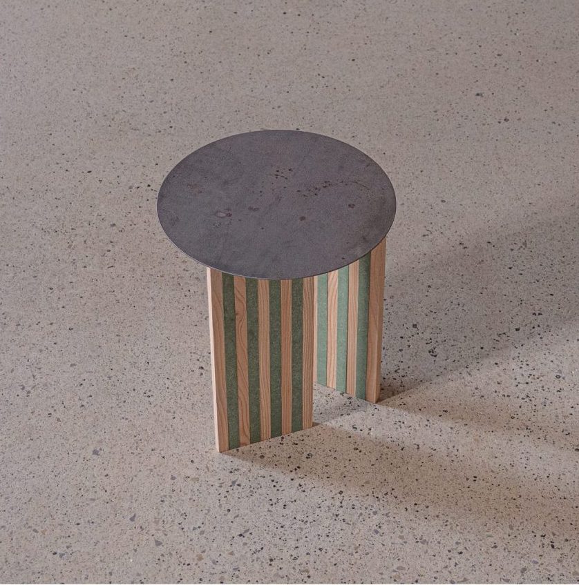 table d'appoint avec pieds en differents types de bois assemblés et plateau en acier