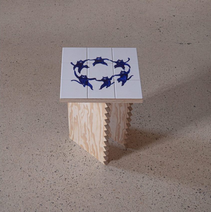 table de chevet en contreplaqué pin maritime et plateau en carreaux céramiques peints 