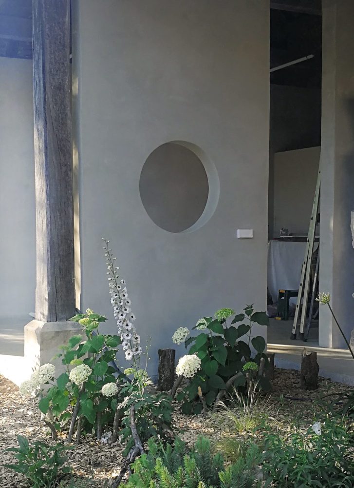 Jardin extérieur et appentis avec ouverture circulaire