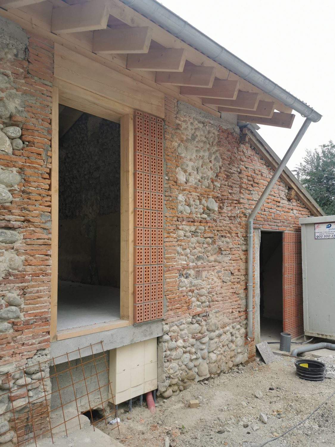 Façade existante avec interventions contemporaines