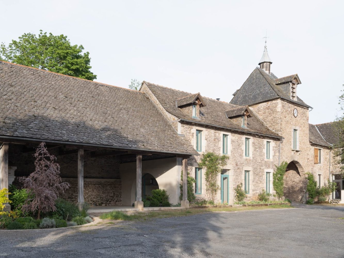 Façade principale restaurée d'une ferme traditionnelle aveyronnaise